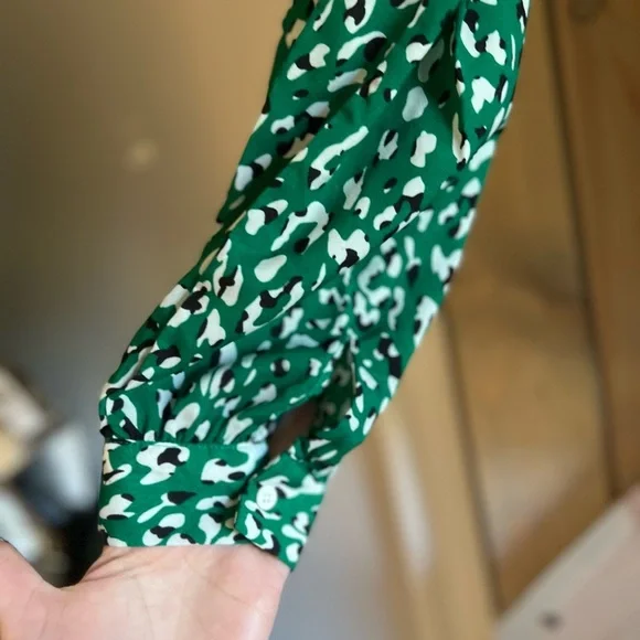 LIKE NEW La Ven Leopard Tie Neck Blouse - Picture 5 of 7